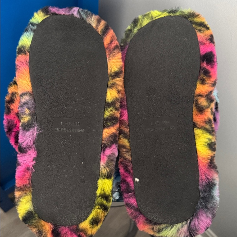 Fuzzy Slippers - Picture 6 of 8